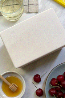 CapaBunga Cheese Vault with cherries and honey, ideal for preserving cheese freshness in the fridge.
